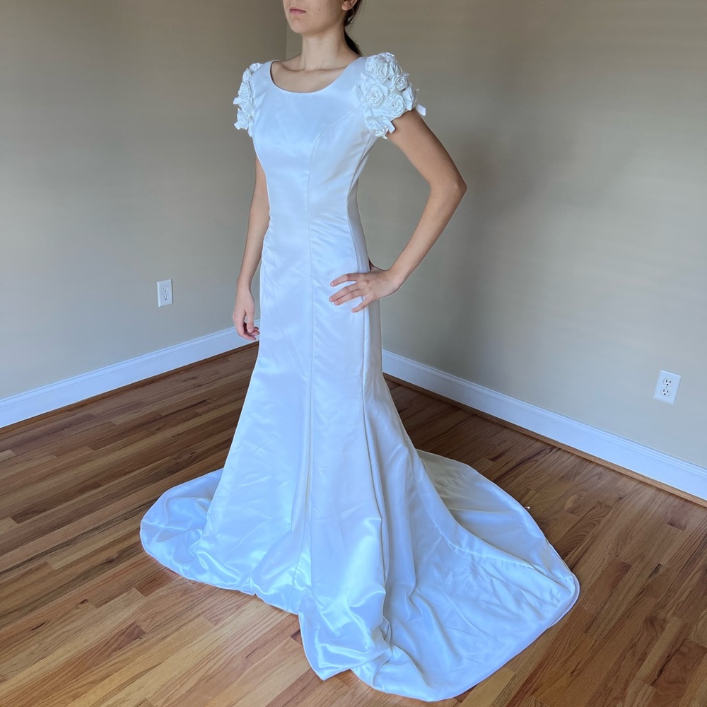 Wedding dress with short sleeves